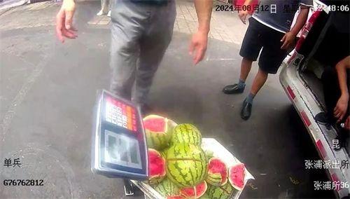 吃瓜群众打交警,交警执法遭遇“吃瓜群众”围观的尴尬瞬间