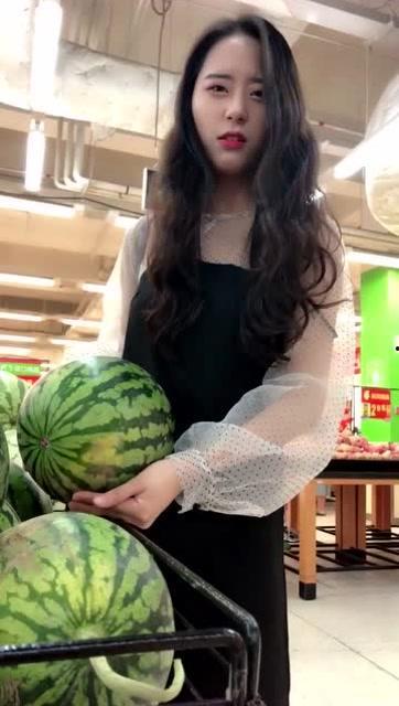 吃瓜群众小姐姐比心图片,吃瓜群众小姐姐的可爱演绎